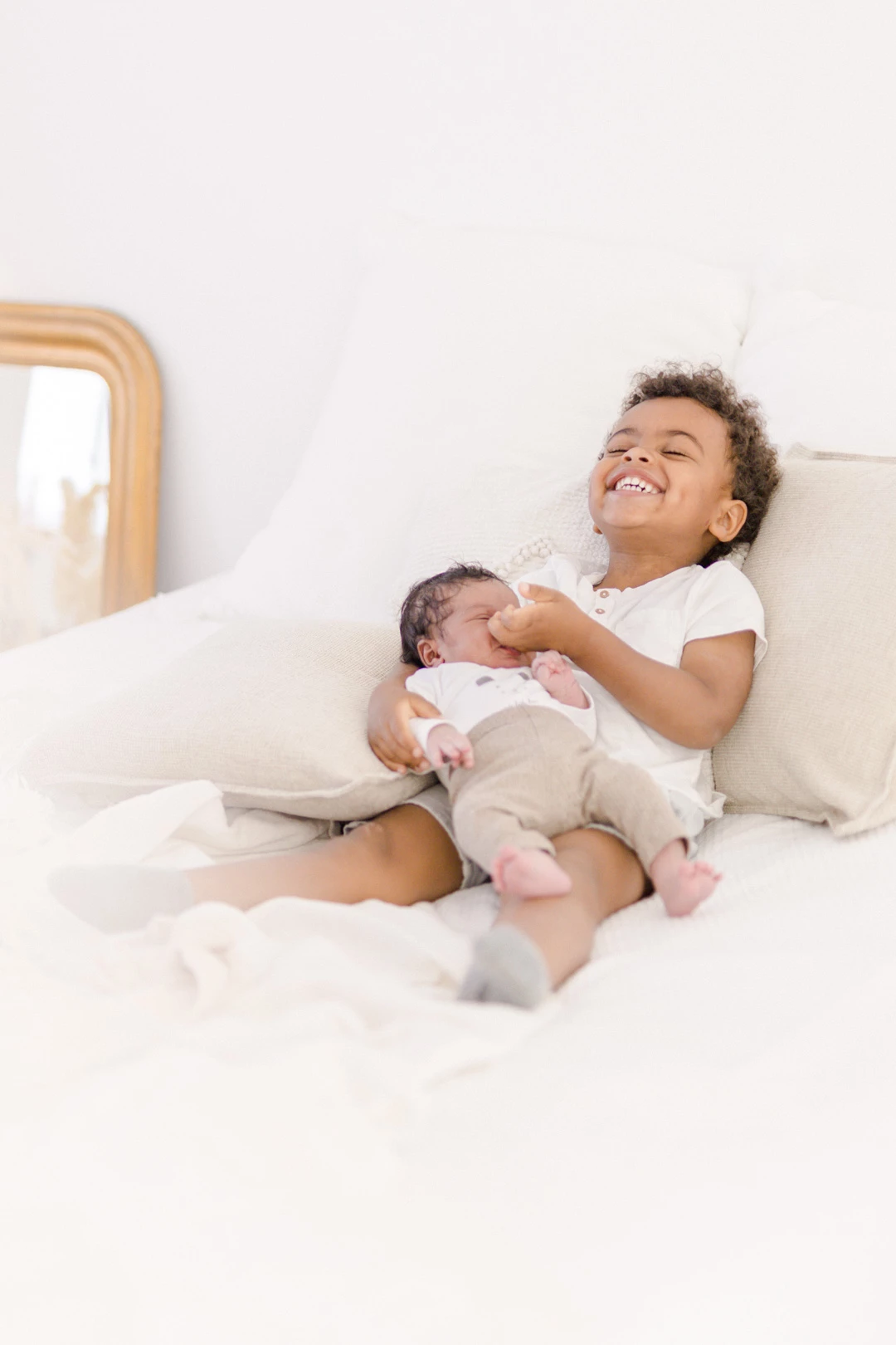 main enfant beige marron gris